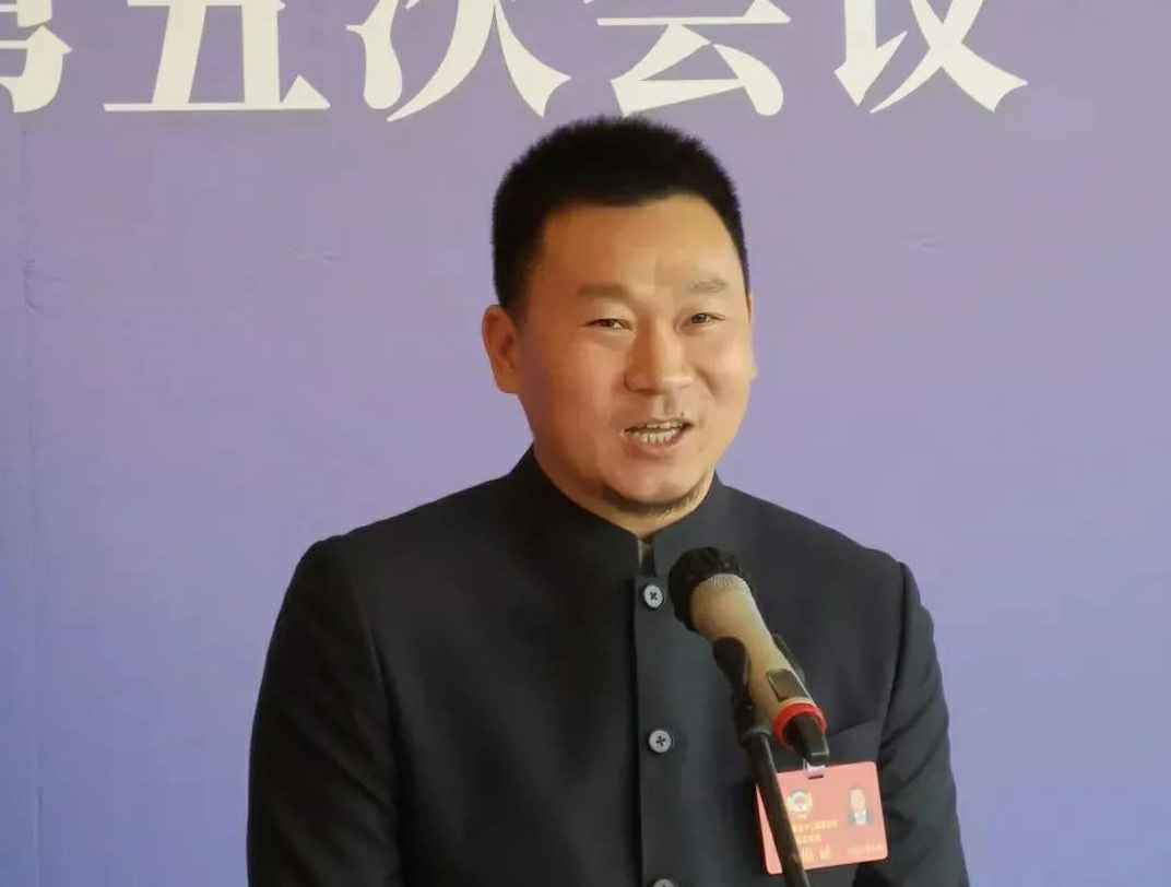 为进一步展示市政协团结、民主、开放、自信的形象，向市民和网友展示政协委员的履职风采，中山市政协十二届五次会议在2月4日上午开幕前开设“委员通道”，市政协委员、竞技宝网站官网-竞技宝(中国)一站式服务官网公司总经理陈朝阳走进“委员通道”，回应社会关切的问题。他就如何做好城市应急管理规划的问题进行发言，并回答记者提问。.jpg
